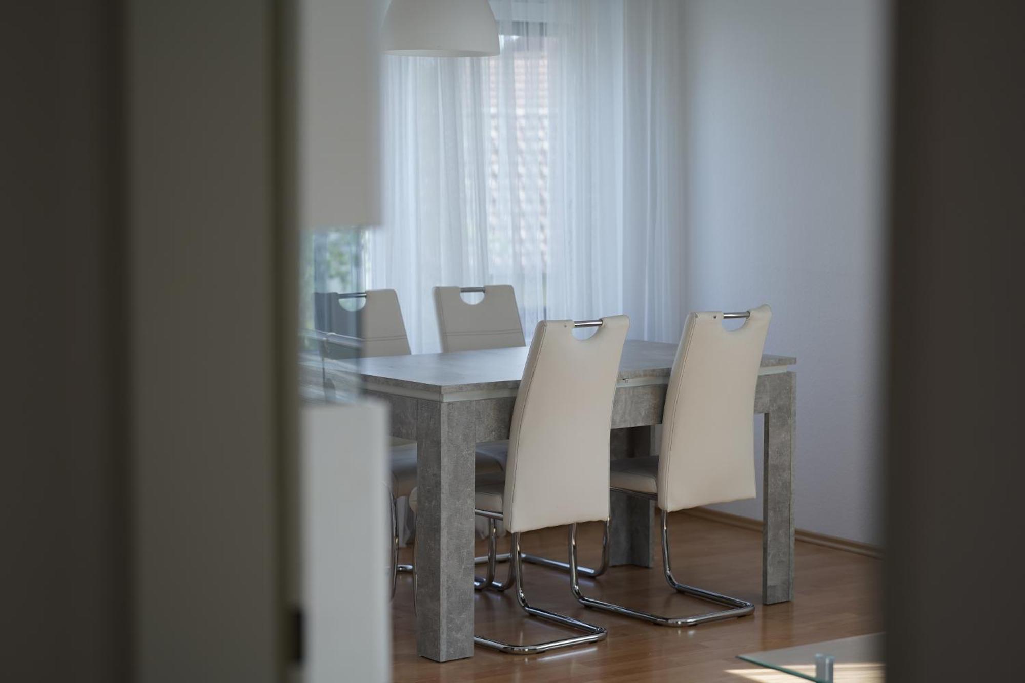 Helle 2 Zimmer Ferienwohnung Mit 63Qm In トロッシンゲン エクステリア 写真